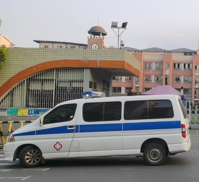 东郊镇救护车出租护送骨折病人一公里多少钱